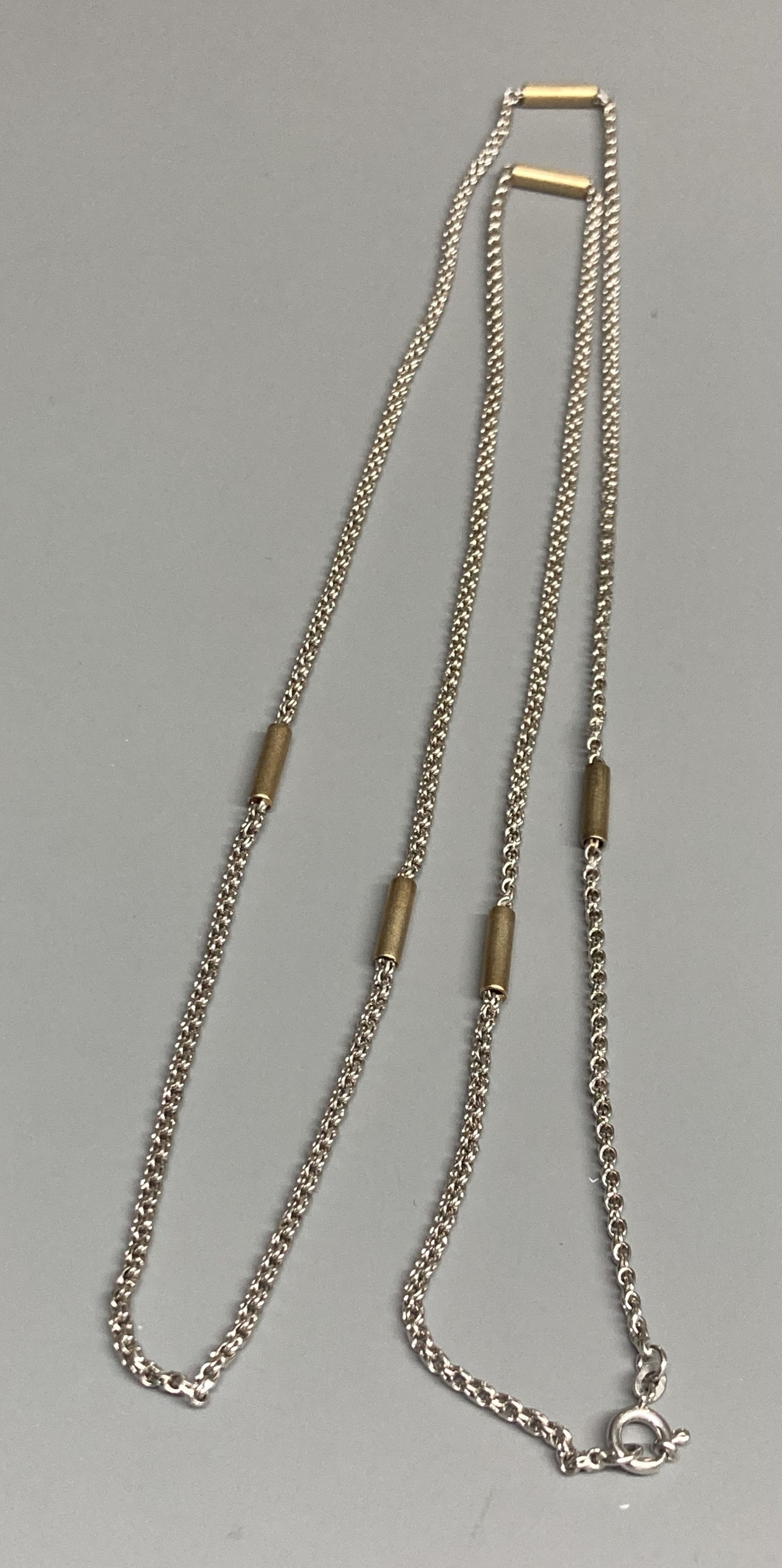 A modern 9ct white gold necklace with yellow gold baton links, 78cm